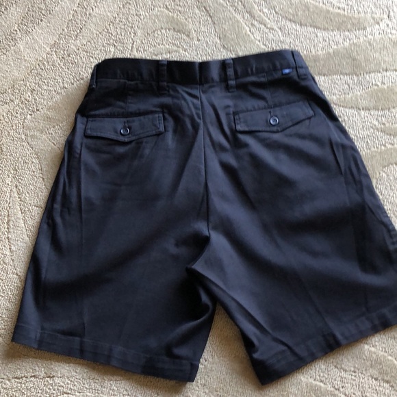 Dockers Relaxed fit pleated black shorts size 32 - Picture 2 of 10